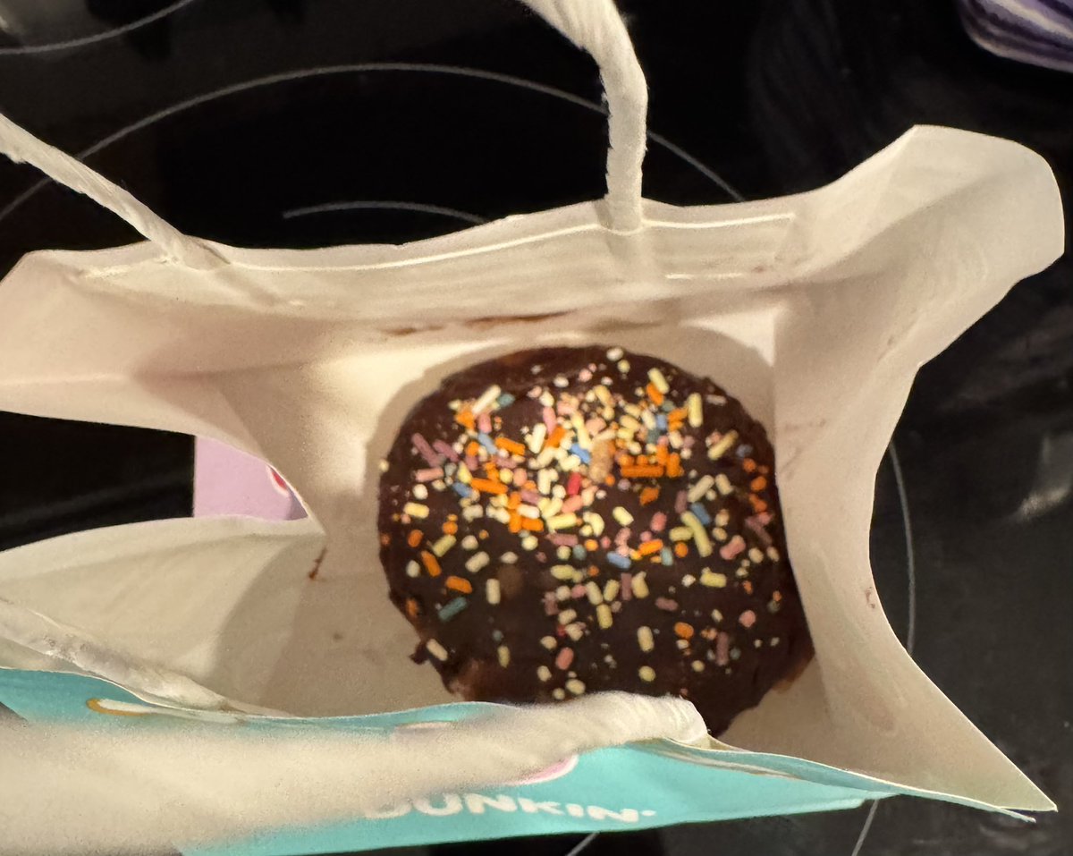 ColorMeLovelii's tweet photo. @dunkindonuts  thank you for the free donut 🍩 

The bag is VERY cutesy 💁🏽‍♀️ #NationalDonutDay https://t.co/DIHa3vCUOo