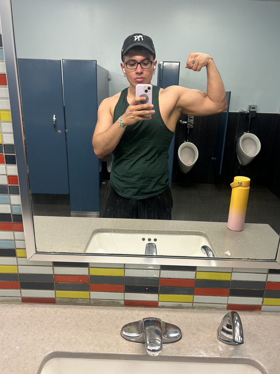 b3ttylafea's tweet image. literally the same photo four times🏋🏻‍♂️