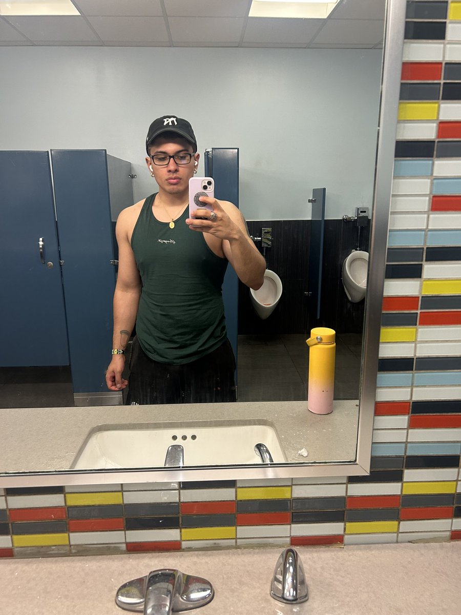 b3ttylafea's tweet image. literally the same photo four times🏋🏻‍♂️