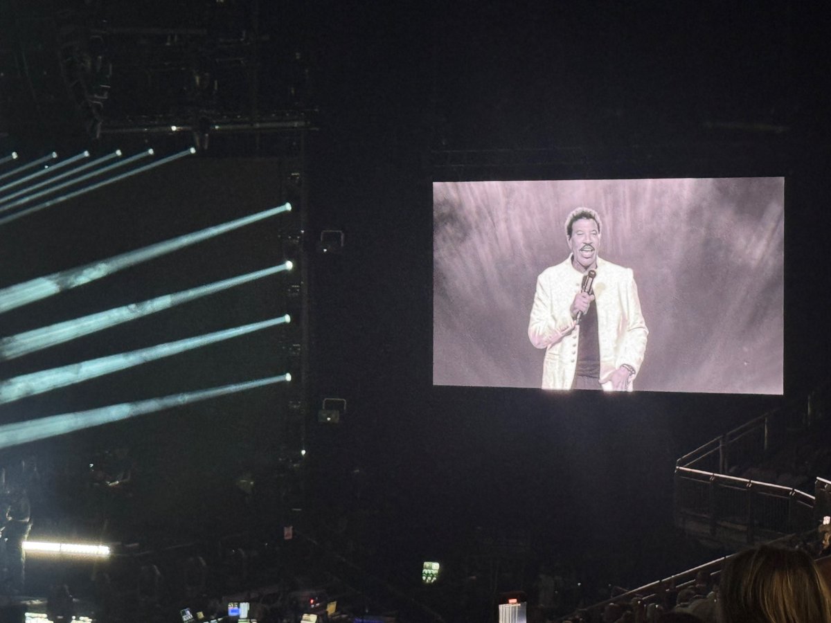 sado_dan's tweet image. Hello…Loving bring at the O2 with Lionel Richie. Older than my dad and still running about like a kid! So many top tunes. Endless love to u all 🤣🤣