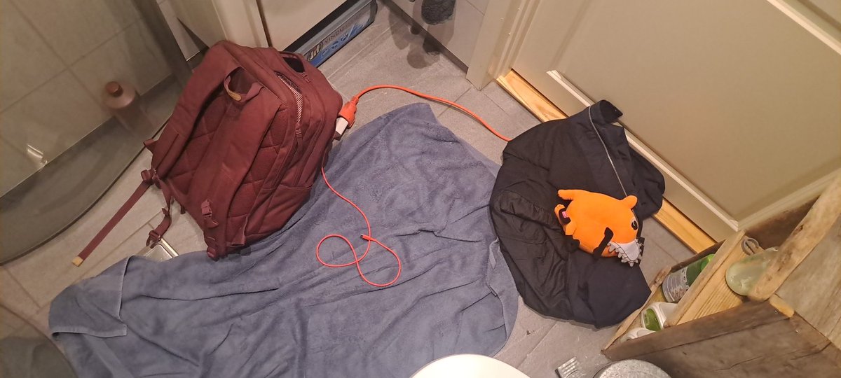 Mipmipmi1's tweet photo. Guys rate my bed for the night https://t.co/occd2xx2nb