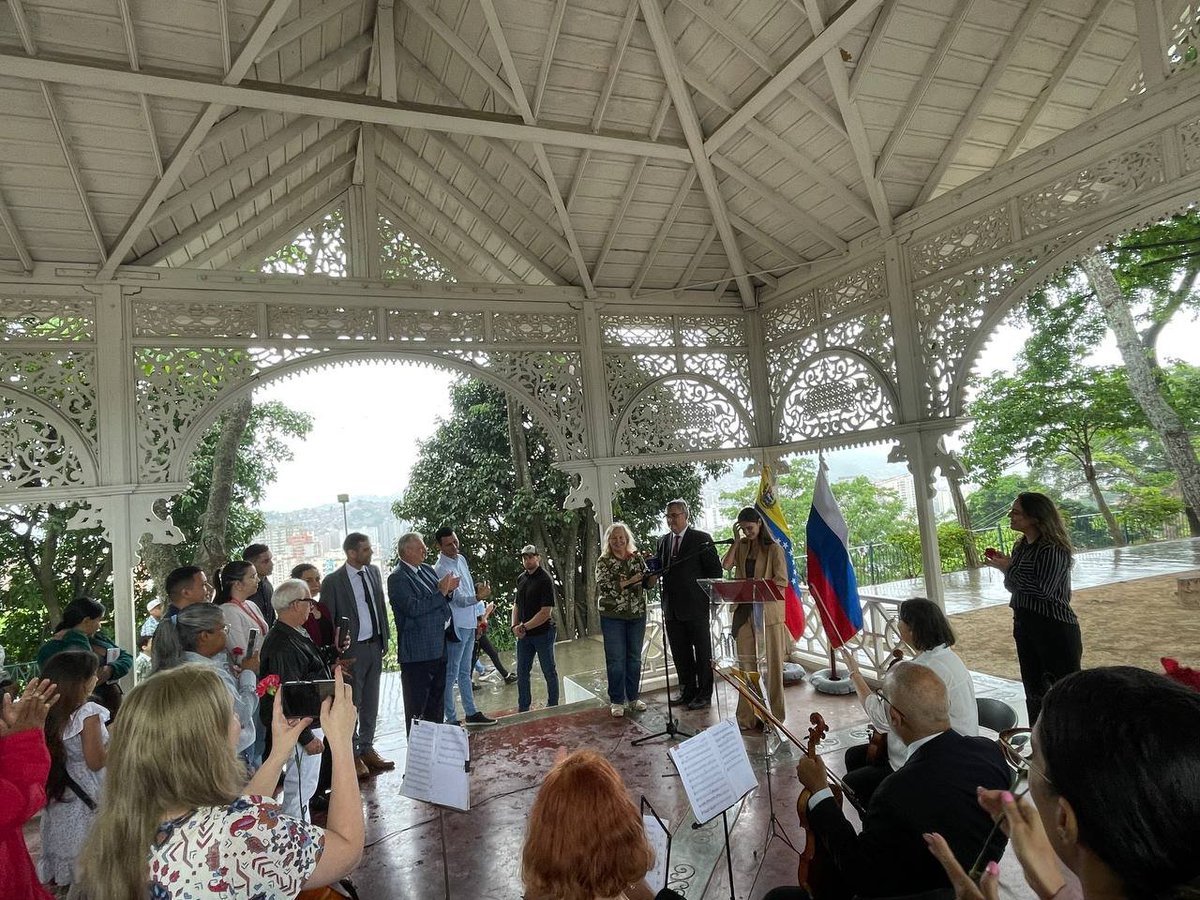 EmbajadaRusaVen's tweet image. 📚El Día de la Lengua Rusa, se celebró una ceremonia de colocación de flores en el busto del fundador del idioma ruso moderno A.Pushkin, ubicado en el parque Ezequiel Zamora.

El acto contó con la participación de la viceministra de Relaciones Exteriores de Venezuela, A. Corao.
