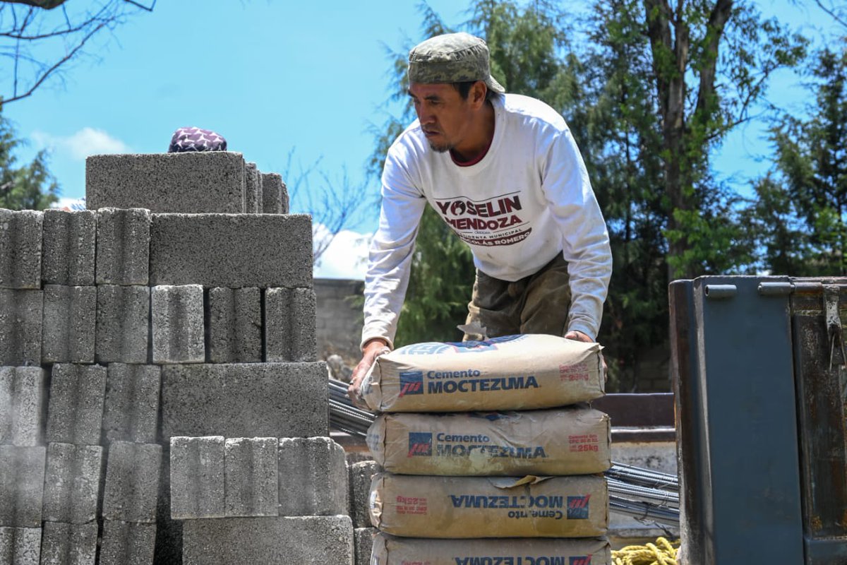 #NicolásRomero
La Alcaldesa, <a href="/yosemendozanr/">Yoselin Mendoza</a>  , entregó este jueves material para la construcción de la barda perimetral que cayó por la fuerte lluvia registrada el 2 de junio a  la escuela primaria Emiliano Zapata de la colonia El Tráfico.
semanariomiespacio.com/uncategorized/…