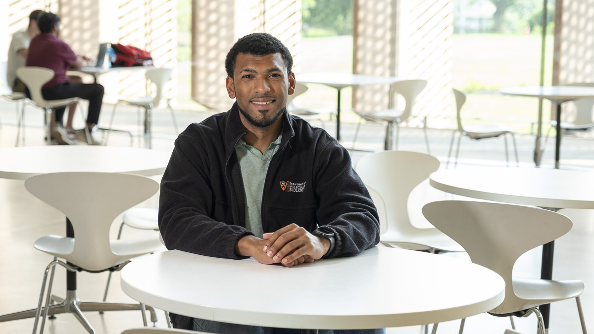 Jonathan St. Ange (Murphy lab) awarded Fulbright U.S. Student Award for 2025-2026 academic year! St. Ange will continue his studies and research at Université de Bordeaux🍷 while improving his French🇫🇷 and refining his palate!🍔 Congrats! molbio.princeton.edu/news/2025/jona…