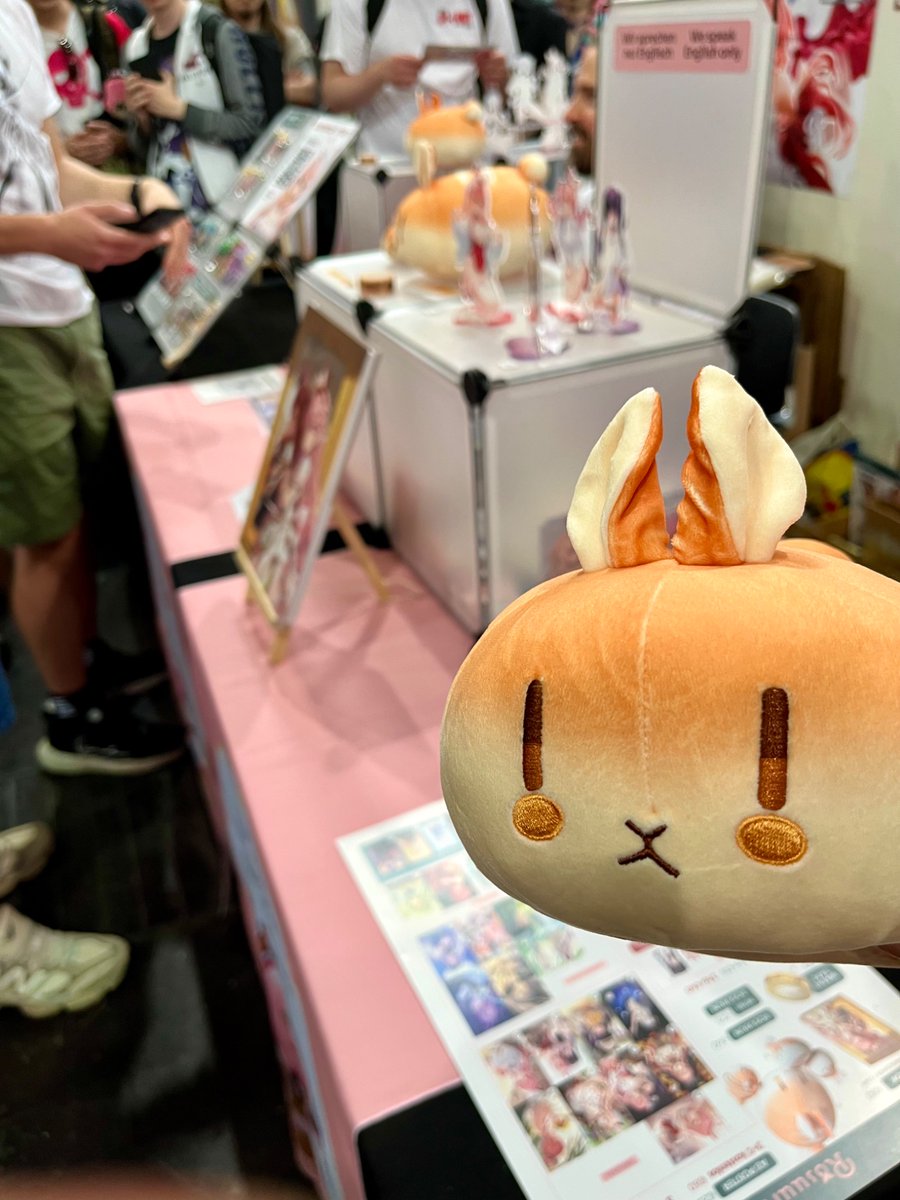 got a fresh-out-the-oven roosubun from <a href="/rosuuri/">Rosuuri🐰</a>’s booth🐰🍞too cute
