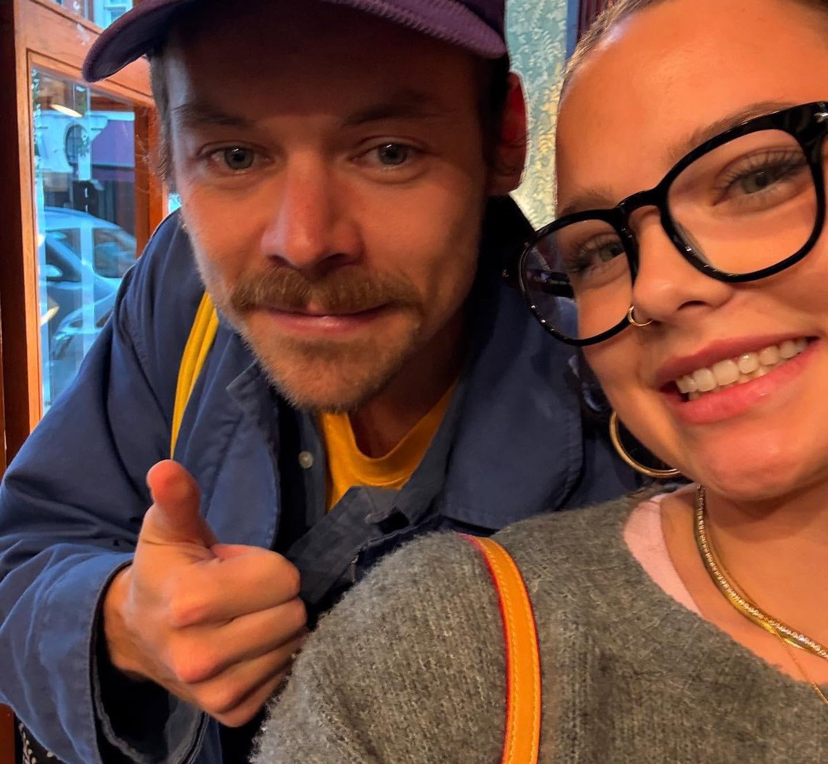 Harry avec une fan à Londres récemment.

(Via ppasleyy)