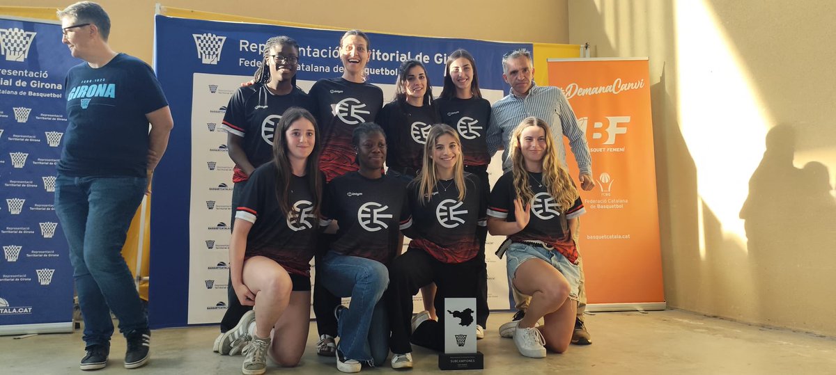 🏀 Avui, a Llambilles, s'ha celebrat la gala de lliurament de trofeus als 1rs classificats de cada categoria. El nostre equip Sots 25 femení, ha recollit la Copa de Subcampiones de lliga, finalitzant la temporada amb el subcampionats de lliga i de Catalunya 👏🏻

Moltes felicitats!