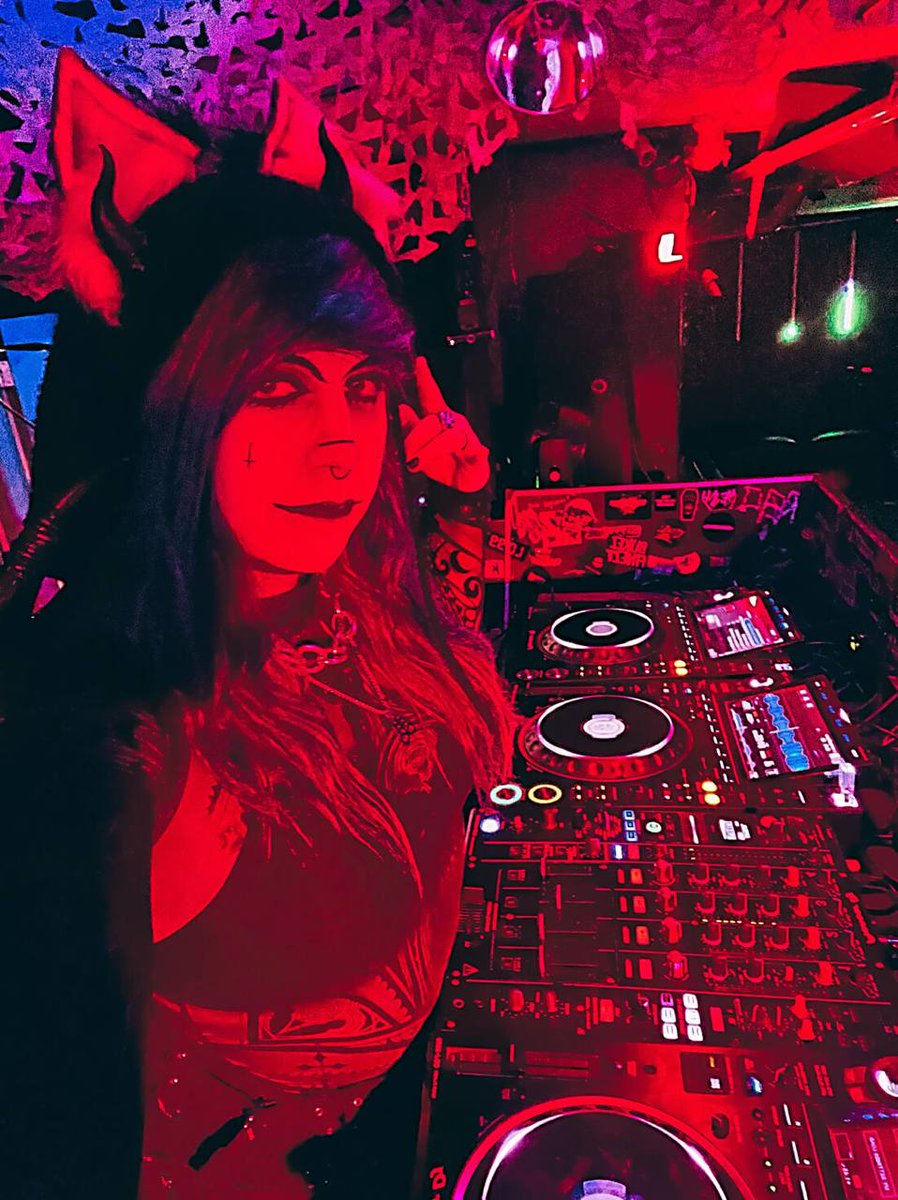 AdventureCru tweet media