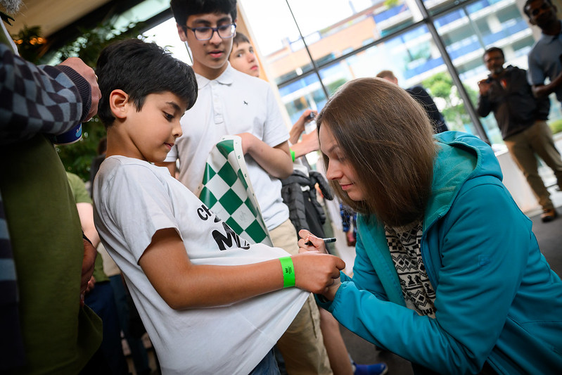 The winners - and the new generations.❤
Congratulations to #MagnusCarlsen and #AnnaMuzychuk for winning the <a href="/NorwayChess/">Norway Chess</a>! 🥂
Open
🥇 1st: Magnus Carlsen 
🥈 2nd: Fabiano Caruana
🥉 3rd: Gukesh Dommaraju 

Women’s
🥇 1st: Anna Muzychuk 
🥈 2nd: Lei Tingjie 
🥉 3rd: Humpy Koneru