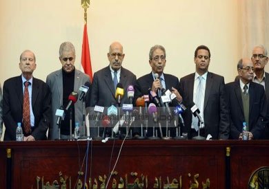 عندما ينتخب الشعب رئيس 
ياتي ناس يلبسون البدل يدعون ان لديهم افكار افضل من الرئيس المنتخب ويشرحون كيف يتم انجاز الامور ويتغير كل ڜئ على الفور بانقلاب عسكري