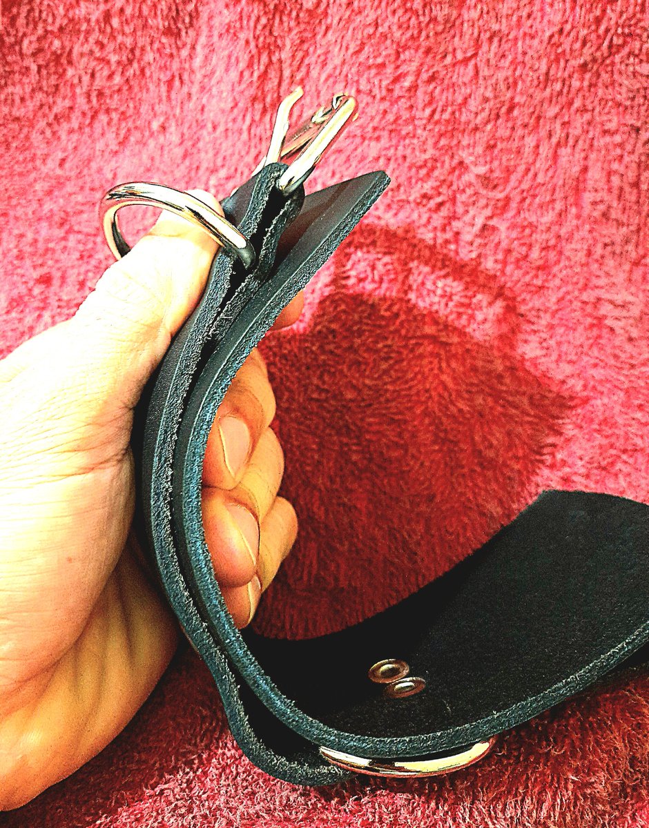 Nova aquisição, Colegas de Sado.

Mais uma algema de couro de alta resistência para minha coleção. Reforçada com aro de ferro mais grosso, ela promete segurar até a submissa mais rebelde.

Vamos ver quem vais estrear os novos acessórios!