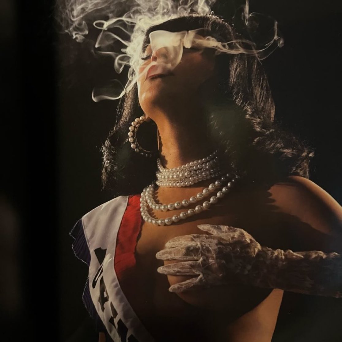 🚨 No Tour Book, Beyoncé fala sobre o significado do COWBOY CARTER: 

“Esta interrupção na sua programação country habitual é apresentada pela verdadeira forma da Identidade.

Ouça com atenção o som de uma criança cujo pai foi um dos pilares originais da integração da Litchfield