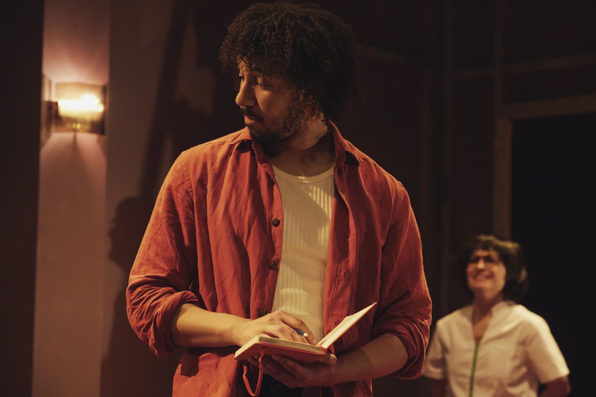 🧵 ¿Qué cuenta el vestuario en ‘Mihura, el último comediógrafo’?

👔 Años 30: vida de cómico errante
🎓 Años 50: estudiantes y primer estreno
✍️ Hoy: un dramaturgo busca respuestas

Cada traje ayuda a cruzar el telón del tiempo.
📍 #Nave10Matadero
🎟 Hasta el 15 de junio