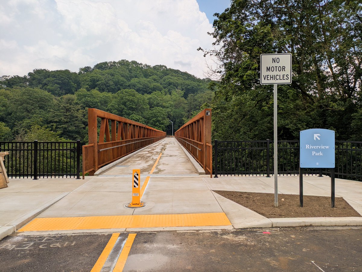 Dist1Pgh's tweet image. 🎉 Happy to share that the newly built Davis Avenue Pedestrian Bridge, reconnecting Brighton Heights with Riverview Park, is OPEN to the public!
I look forward to celebrating this important project on June 20 at 11:30am. I hope you'll join me on a walk across the bridge.