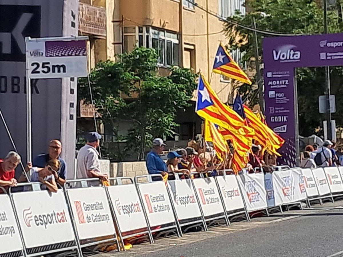 Foreign Friends of Catalonia🎗 (@foreign_cat) on Twitter photo Estelades (katalanische Unabhängigkeitsfahnen) an der #Katalonien-Rundfahrt der Fauen. <a href="/UtePetra/">Ute Petra Müller</a> <a href="/KarinaRierola/">Karina Rierola</a> <a href="/tagesanzeiger/">tagesanzeiger</a> <a href="/AargauerZeitung/">AargauerZeitung</a> <a href="/Blick_Sport/">Blick Sport</a> <a href="/tagesschau/">tagesschau</a> <a href="/ZDFheute/">ZDFheute</a> <a href="/ORFsport/">ORF Sport</a> <a href="/derStandardat/">DER STANDARD</a> Estelades (katalanische Unabhängigkeitsfahnen) an der #Katalonien-Rundfahrt der Fauen. <a href="/UtePetra/">Ute Petra Müller</a> <a href="/KarinaRierola/">Karina Rierola</a> <a href="/tagesanzeiger/">tagesanzeiger</a> <a href="/AargauerZeitung/">AargauerZeitung</a> <a href="/Blick_Sport/">Blick Sport</a> <a href="/tagesschau/">tagesschau</a> <a href="/ZDFheute/">ZDFheute</a> <a href="/ORFsport/">ORF Sport</a> <a href="/derStandardat/">DER STANDARD</a>