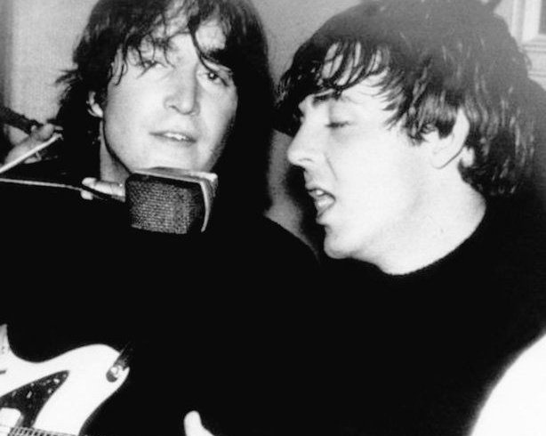 flowersmacca70s's tweet photo. John Lennon and Paul McCartney at the Marietta Hotel in Obertauern, Austria (1965) https://t.co/kBnpt9x0ar