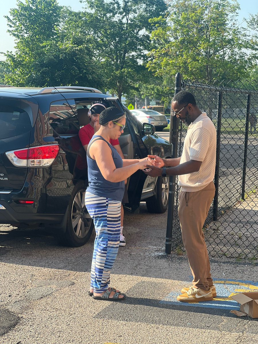king_norris24's tweet image. When parents hop out of their car and ask you to dance, you just dance. Mount Pleasant High School. #buildingcommunity #kiltiesnation