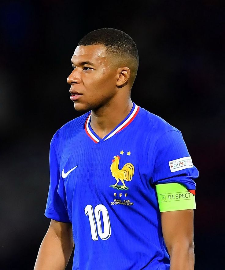 L'acharnement médiatique que reçois Mbappé depuis quelques années c'est n'importe quoi... 

Malgré ça il continue de garder le sourire chaque jours