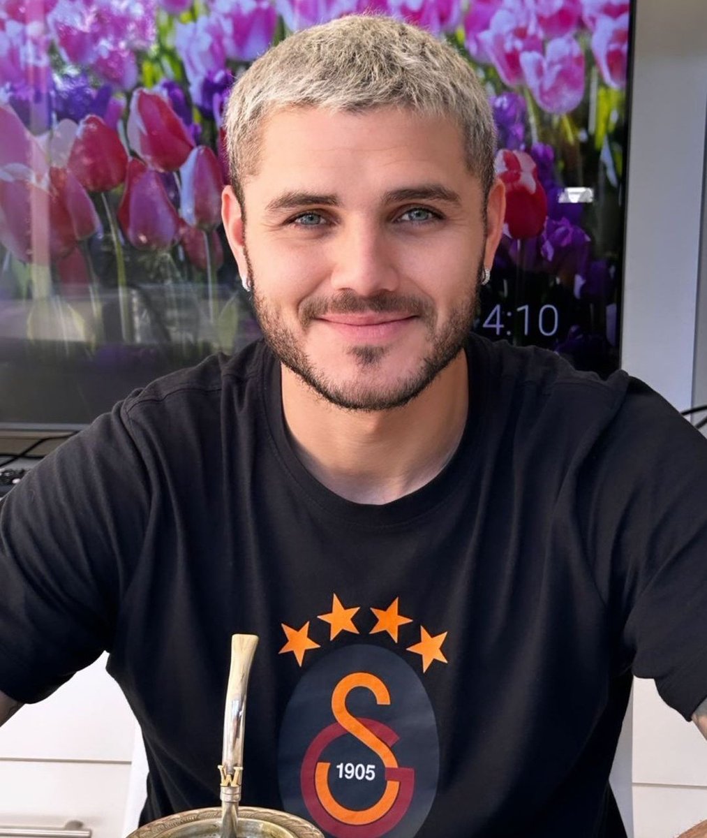 Biz bu adamı Arabistan'ı reddetti diye övmüyoruz ki aq bu adamın o süreçteki isteği yeter öncesinde yaşattıkları yeter. Galatasaraylı yaptığı nesil yeter. Kredisi sonsuz ve skimizin keyfine göre de şu an kralı onurlandırıyoruz