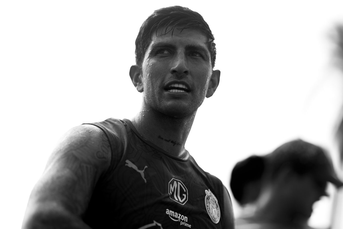 Chivas's tweet image. Hola, ChivaHermanos 🫶🏻

¿De qué Rojiblanco les gustaría ver una 📸?