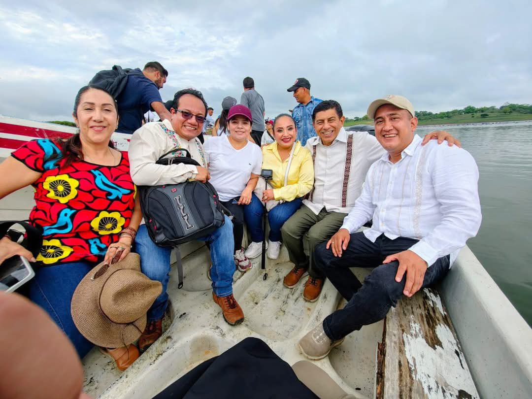Para dar seguimiento a programas que están transformando las comunidades y pueblos de #Oaxaca, #NinoMorales, legislador zapoteco, acompañó nuevamente al gobernador Salomón Jara Cruz, en su gira de trabajo, ahora en la Cuenca del Papaloapan.

En sus redes sociales, #NinoMorales,