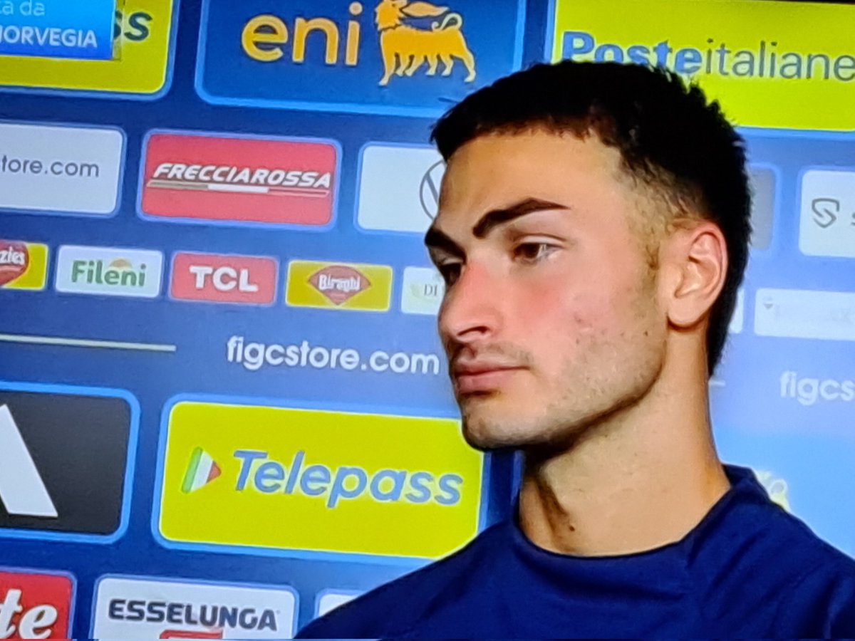EHoldchins's tweet image. Coppola le sopracciglia se l'è disegnate con l'uniposca #NorvegiaItalia