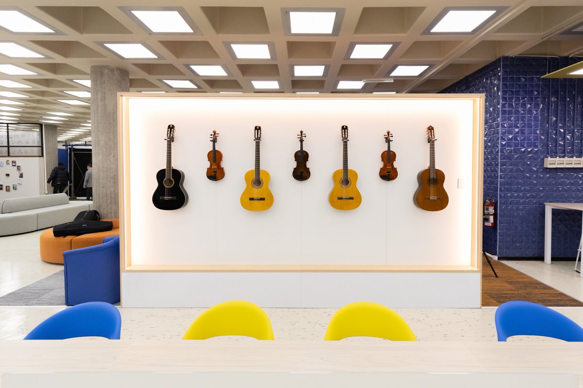 #MiradaUdeC a los espacios y detalles del recién inaugurado cuarto piso de la Biblioteca Central, un espacio pensado para en el bienestar de estudiantes y en sus múltiples formas de estudiar, descansar y crear.

📸 Esteban Paredes Drake