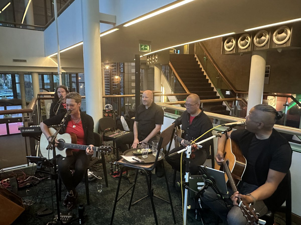 Ontmoeting door lijsttrekker <a href="/HenriBontenbal/">Henri Bontenbal</a> <a href="/cdavandaag/">CDA</a> met zijn actieve achterban in de <a href="/ProvOverijssel/">Provincie Overijssel</a> ; volle bak in <a href="/zwolsetheaters/">Zwolse theaters</a> met bijdragen van <a href="/LauraMaartje/">Laura Mak</a> <a href="/martvlagen/">Mart van Lagen</a> <a href="/JeanWiertz/">Jean Wiertz</a> <a href="/EllenHemmers/">Ellen Hemmers</a> <a href="/TheoRietkerk/">TheoRietkerk</a> <a href="/EersteKamer/">Eerste Kamer der Staten-Generaal</a> en #Pubquiz o.l.v. <a href="/sabineuitslag/">Sabine Uitslag</a> #top