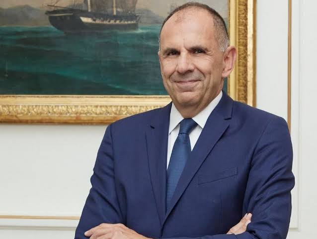 Όπως είχε προβλεφθεί ο γελοίος γύρισε άπρακτος από τις διαπραγματεύσεις για την Μονή Σινά. 
Η Μονή θα έχει από τους ισλαμιστές την κατάντια της Αγίας Σοφίας.
Κάποιος να τον μαζέψει και να τον στείλει να φυτεύει ανεμογεννήτριες μαζί με την γυναίκα και τον πεθερό του.
Άι σιχτίρ.