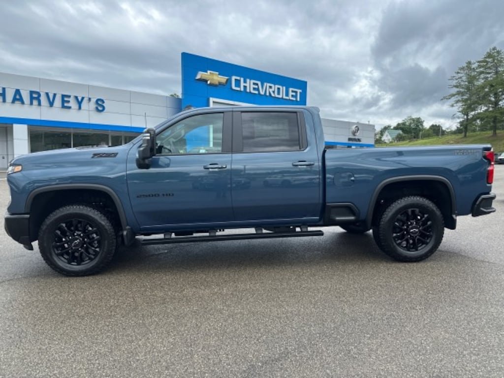 The new 2025 Chevrolet Silverado 2500 HD has arrived at Havey's GM, offering keyless entry, cargo bed LED lighting, and a powerful 16,000 lbs towing capacity.

Come for a test drive today: bit.ly/43yMlao

#chevylife #chevy #chevygang