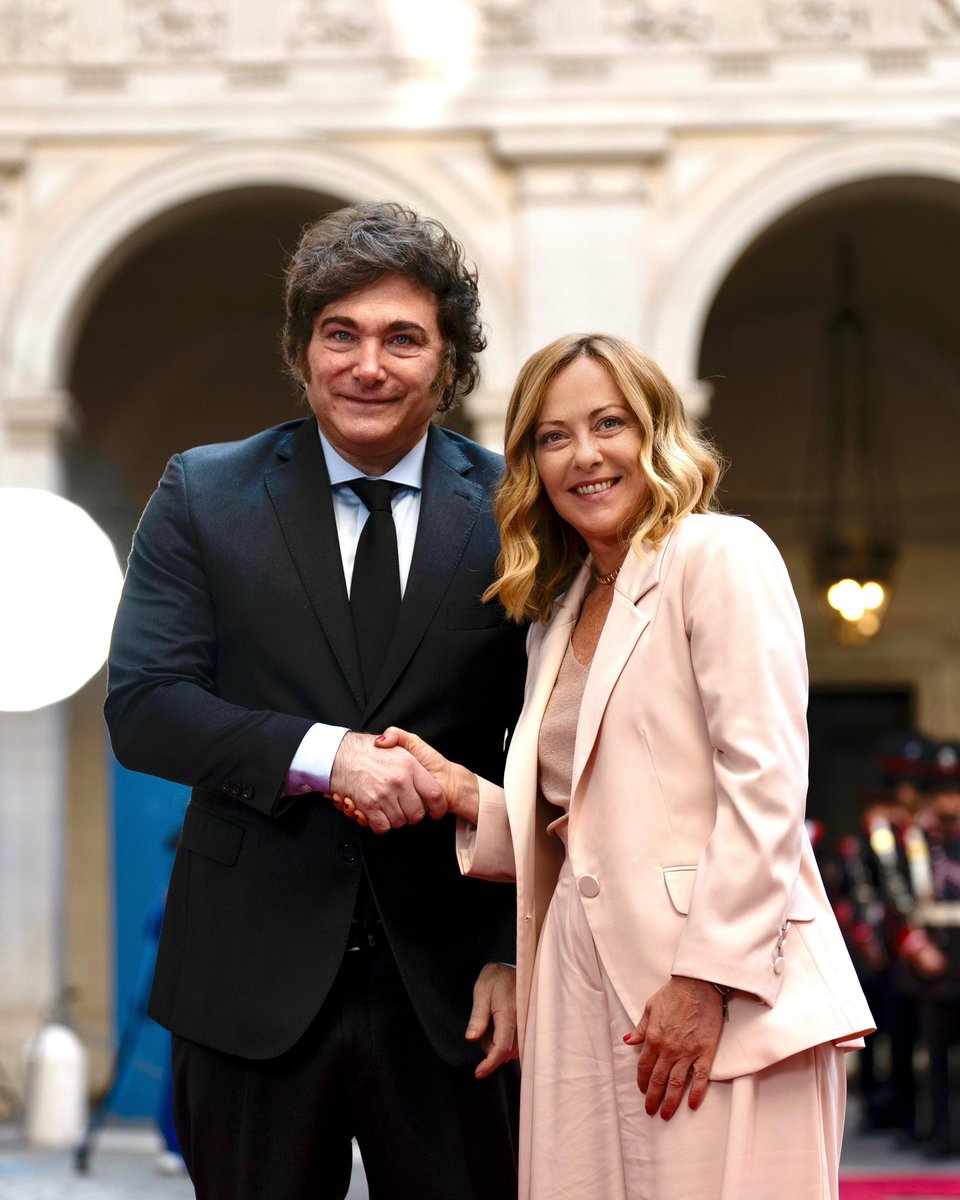 🇮🇹🇦🇷| Giorgia Meloni se reunió hoy en Roma con el presidente argentino Javier Milei. Durante el encuentro, se adoptó el Plan de Acción Italia-Argentina 2025-2030, que busca profundizar la cooperación en áreas clave como defensa, comercio, inversiones, energía, justicia, cultura y