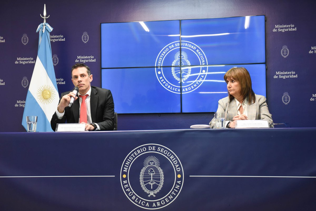 MinJusticia_Ar's tweet image. Lo que pasó con Thiago no fue un accidente. Está en una situación gravísima como consecuencia del tiroteo provocado por delincuentes.
Un policía no puede ser acusado de homicidio por defenderse, mientras los que salieron a robar armados y estuvieron dispuestos a matar solo…