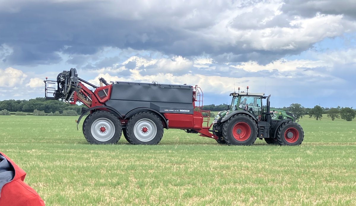 Fertiliser spreading at 48 meter with #HORSCH