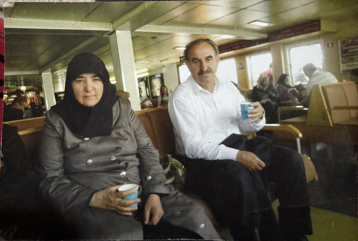 Şenlik dağıldı, bir acı yel kaldı bahçede yalnız.