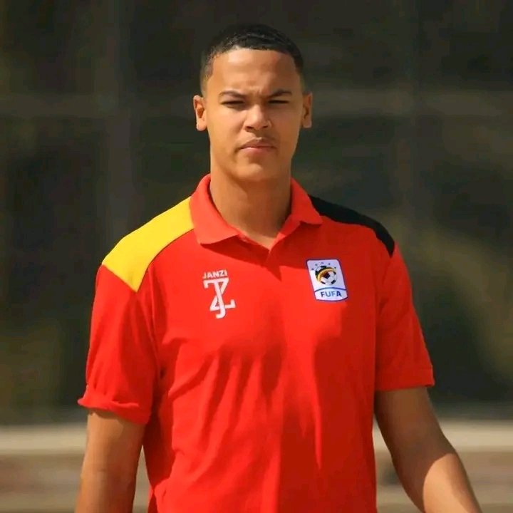 Naye mwe how bad is this Toby Sibbick (Wigan) guy ??

How is a right back Elvis Bwomono playing ahead of him in the central defense 🤔😳

Oba Mubi nyooo ..why do they keep on summoning him ??