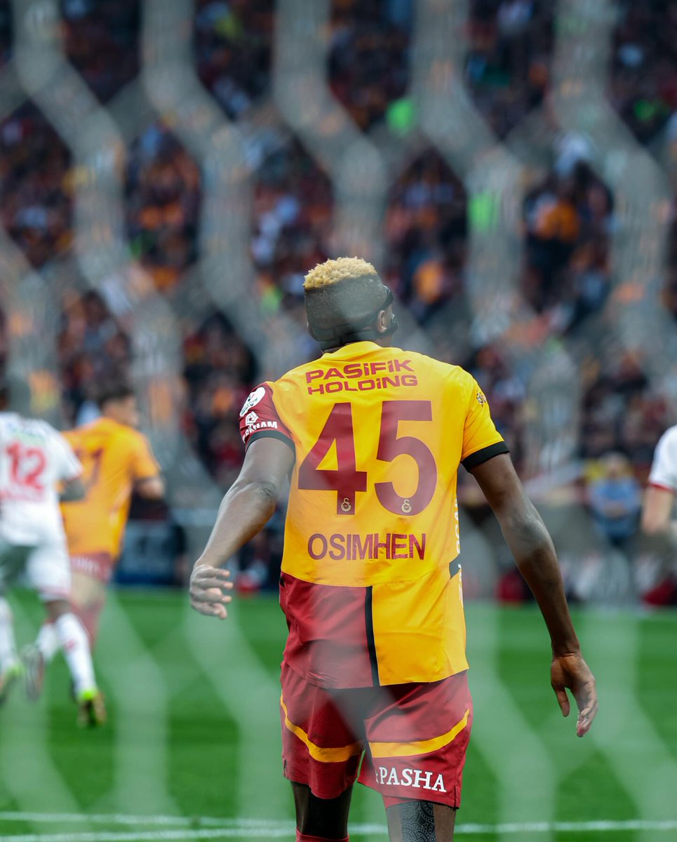 Ocak ayında gitme ihtimali varken gitmeyip şampiyonlukta en büyük katkısı olan kişilerin başında gelen adama teşekkür ederim. Giderse ki gidecek, yolu açık olsun.