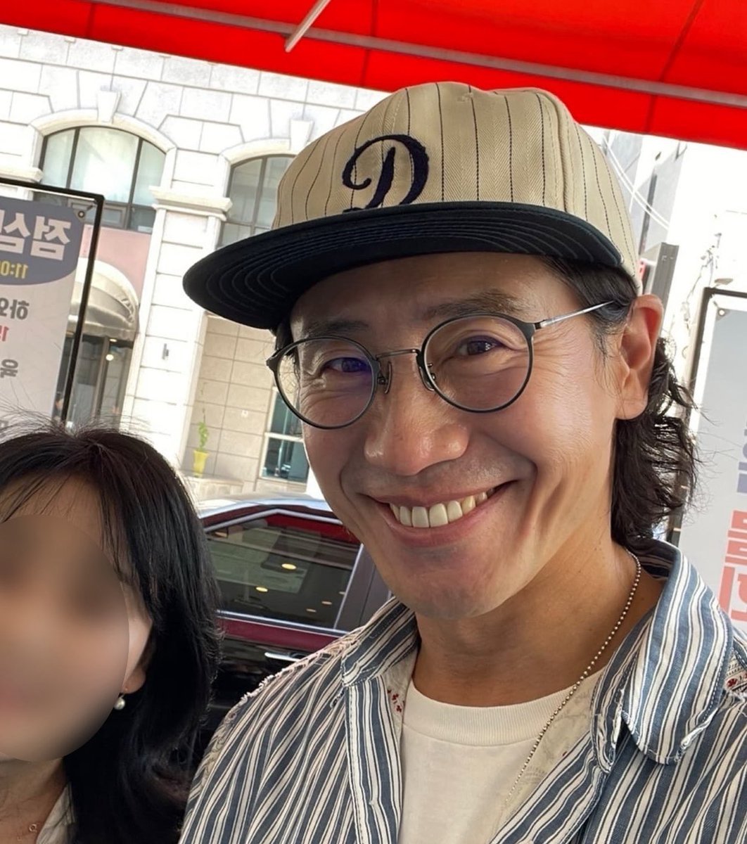 arbyslight's tweet photo. 하 신하균 어제 울산아트페어 가서 작품 전시하신 작가님이랑 사진 찍었대............
“배우 신하균님 아톰을 좋아하신다고 한다” <<여기서 붕괴됨 쌰갈...... https://t.co/X9wHJgVQkW