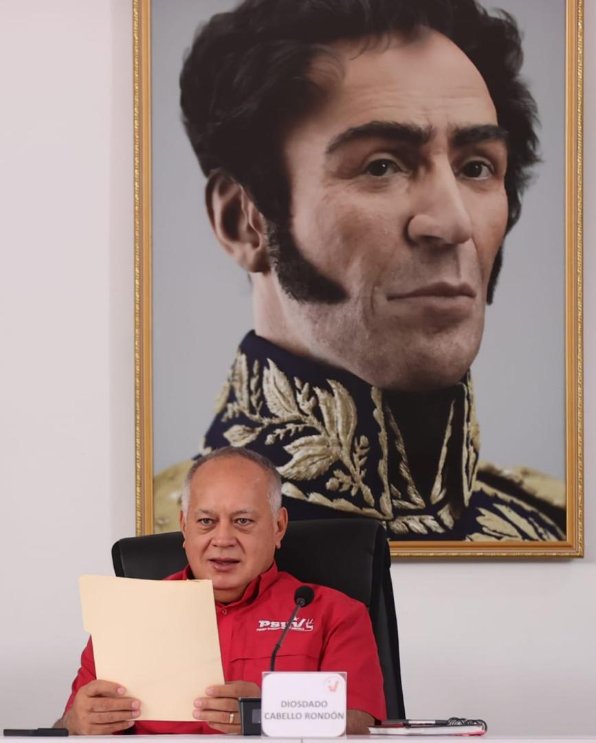 ConElMazoDando's tweet photo. 🗳️ ¡Rumbo a la Victoria del 27 de Julio!

📣 El alto mando revolucionario ha hablado claro: ¡Venezuela se prepara para escribir otra página gloriosa en su historia democrática! Desde la sede del Partido Socialista Unido de Venezuela, nuestro hermano  y secretario general del PSUV, Diosdado Cabello Rondón, anunció al país el arranque oficial del proceso electoral para el próximo 27 de julio, donde no solo se elegirán alcaldes y concejales, sino que también la juventud comunera tomará la palabra a través de una consulta nacional de sus proyectos 🌱👩🏽‍🏫.

⸻

📆 Cronograma Electoral del Pueblo
 • 🗓️ Postulaciones: del 9 al 13 de junio
 • 🚩 Asambleas de base: sábado 7 de junio en más de 47.000 comunidades
 • 📣 Campaña: del 11 al 24 de julio, con el sello de siempre: menos tarima, más calle 👣
 • 🗳️ Elecciones y consulta: domingo 27 de julio

⸻

✊ Democracia participativa, chavista y popular

El camarada Diosdado dejó claro que aquí manda el pueblo y el pueblo se organiza en asambleas abiertas, fraternas, incluyentes y combativas, sin línea de ningún gobernador, diputado ni dirigente. ¡La única línea es la del pueblo soberano! 🇻🇪

Quien haya sido irresponsable, ausente o indecoroso no tiene cabida en esta nueva etapa. ¡El que no sirve, que no estorbe!

⸻

🚫 Disciplina revolucionaria

Se prohibió de forma tajante:
 • ❌ Campaña interna o presión a estructuras
 • ❌ Uso de recursos del Estado
 • ❌ Autopromoción de aspirantes

Quien incurra en esas faltas será sancionado con la suspensión de la militancia y su exclusión del proceso. ¡Aquí no hay lugar para el egoísmo ni la ambición personal!

⸻

👩🏽‍🦱👨🏾‍🦱 La juventud y las mujeres al frente

Con orgullo, se anunció que la nueva Asamblea Nacional contará con 167 jóvenes menores de 35 años y una mayoría de mujeres 👏🏽. ¡Eso no pasa en ningún otro país del mundo! ¡Es la nueva era bolivariana, con juventud, con fuerza, con futuro! 🔥

⸻

🕊️ Triunfó la paz y volverá a triunfar

🔒 A pesar de los intentos fallidos de la derecha violenta para sabotear las elecciones del 25 de mayo, el pueblo respondió con una lección de civismo, amor y compromiso patrio.

🛑 Fueron desmantelados planes terroristas. Se evitó la violencia. ¡Ganó la paz!

El 27 de julio, volverá a triunfar la democracia. Sin represión, sin suspensión de garantías, sin fraude, como ocurrió en Ecuador, donde –según Cabello– ganó “el narcotráfico y el Tren de Súmate”.

⸻

🎂 Una fecha sagrada

📅 El 28 de julio no es cualquier día:
 • Se celebra un año de la victoria del Presidente Nicolás Maduro 🏆
 • Se conmemoran los 71 años del nacimiento del Comandante Eterno, Hugo Chávez Frías 🎖️
 • Y se festejará la gran victoria revolucionaria del 27 de julio 💥

⸻

📣 ¡Unidad, lucha, batalla y victoria!

Diosdado lo dijo claro: “Pase lo que pase, nosotros venceremos”. Porque como nos enseñó el Gigante de Sabaneta, la unidad es nuestra mayor fortaleza. Y hoy, más que nunca, el pueblo chavista marcha unido, con alegría, conciencia y dignidad ✊🏽🔥

#27JVamosPorMás