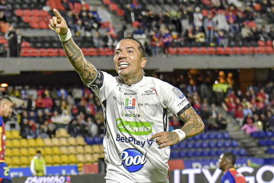 llinaszn's tweet photo. Estos muñecos con 40 años y seniles le enseñan a Jhon Jader Durán hacer un gol 

Néstor Lorenzo imbecil. https://t.co/vKOdpNYlVE