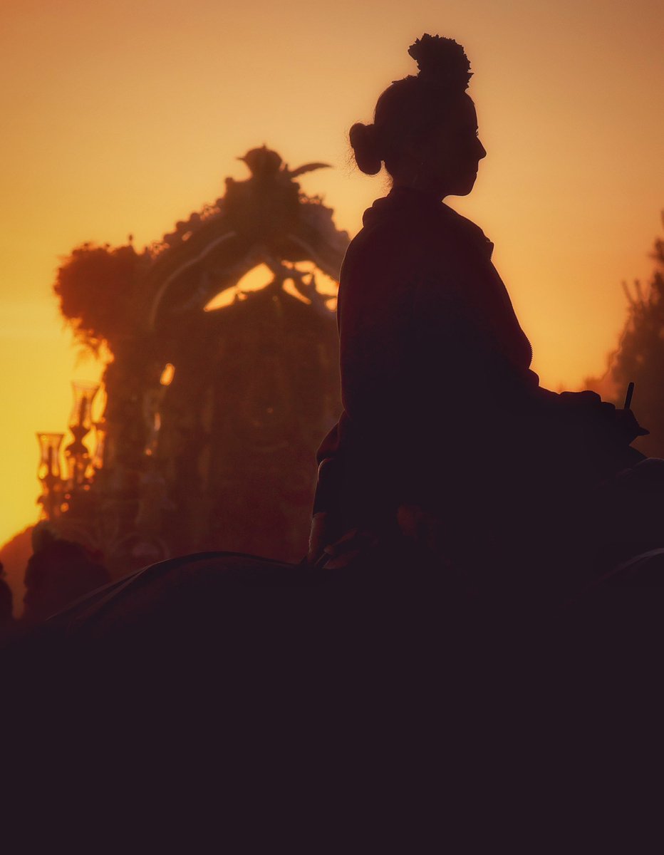 El Sol le dijo a la Luna déjame verle la cara…..#RociodeTriana