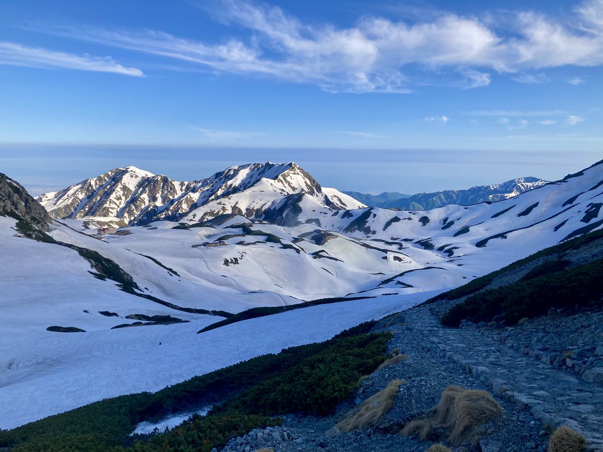 おはようございます。
6/7 6:20現在、玄関先の温度計は4℃。
風もなく、穏やかな天候で…
絶好の登山日和です。
皆様良い週末をお過ごしください。