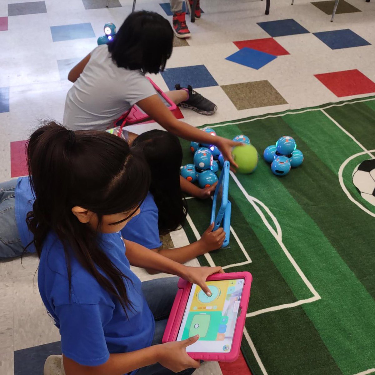 BGCGS's tweet image. Peach Springs members programmed Dash Robots to navigate a soccer field challenge—learning coding, teamwork, and a whole lot of patience. #DashBots #CodingCamp #TechTuesdays #RoboticsAtTheClub
