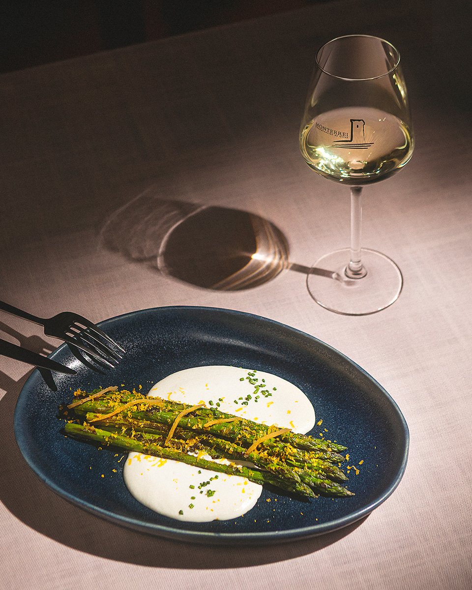 Espárragos, crema de améndoa, xema curada, limón encurtido, unha copa de branco de Monterrei e a voar 🚀

#Nonlledeasmáisvoltas #Monterreiéorei