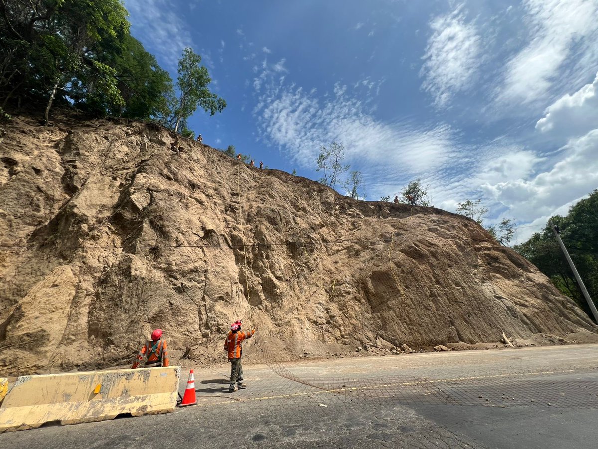 Así avanzamos con las obras de mitigación de talud en carretera Panamericana, a la altura de El Triunfo, en Usulután. 🚧