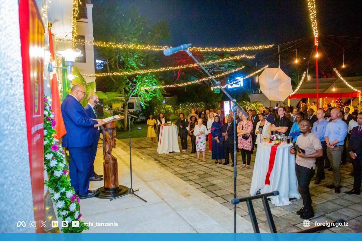 mfa_tanzania's tweet photo. Tanzania yashiriki maadhimisho ya Siku ya Denmark, yaahidi kuendeleza ushirikiano

Waziri wa Mambo ya Nje na Ushirikiano wa Afrika Mashariki Mhe. Balozi Mahmoud Thabit Kombo ameongoza Watanzania na Wanadiplomasia waliko nchini katika hafla ya maadhimisho ya Siku ya Katiba ya Denmark iliyofanyika katika makazi ya Balozi wa nchi hiyo, jijini Dar es Salaam tarehe 05 Juni, 2025.

Siku ya Katiba ya Denmark, huadhimishwa tarehe 5 Juni kila mwaka kukumbuka kupitishwa kwa katiba ya kwanza ya kidemokrasia ya Denmark mwaka 1849 na huheshimiwa kama siku ya Kidemokrasia ya Taifa hilo.

Akizungumza katika hafla hiyo, Mhe. Kombo alitoa salamu za pongezi kwa niaba ya Rais Samia Suluhu Hassan, na wananchi wa Tanzania kwa Mheshimiwa Mfalme Frederik X, wa  Denmark na raia wake, kwa mchango wake katika kuimarisha ushirikiano wa uwili kati ya Tanzania na Denmark.

“Denmark ilikuwa nchi ya kwanza kuingia makubaliano ya misaada ya maendeleo na Tanzania baada ya kutunga sheria yake ya maendeleo ya kimataifa, hatua iliyoanzisha ushirikiano wa kimkakati kati ya nchi hizi mbili, ambao umeendelea kukua katika maeneo ya utawala wa uchumi, afya, na maendeleo ya sekta binafsi,” alifafanua Mhe. Kombo.

Ametoa wito kwa wawekezaji kutoka Denmark kuongeza uwekezaji wao katika sekta za afya, kilimo, viwanda, utalii, na nishati safi, pamoja na kujenga ofisi zao jijini Dodoma ili kuimarisha ushirikiano wake na Tanzania .

Awali, Balozi wa Denmark nchini, Mhe.Jesper Kammersgaard, aliipongeza Tanzania kwa mafanikio makubwa iliyoyapata katika nyanja za kiuchumi, miundombinu na maendeleo ya kijamii na kuongeza kuwa mafanikio hayo yameihamasisha Denmark kuendelea kuimarisha uhusiano wake wa kirafiki na kindugu na Tanzania.