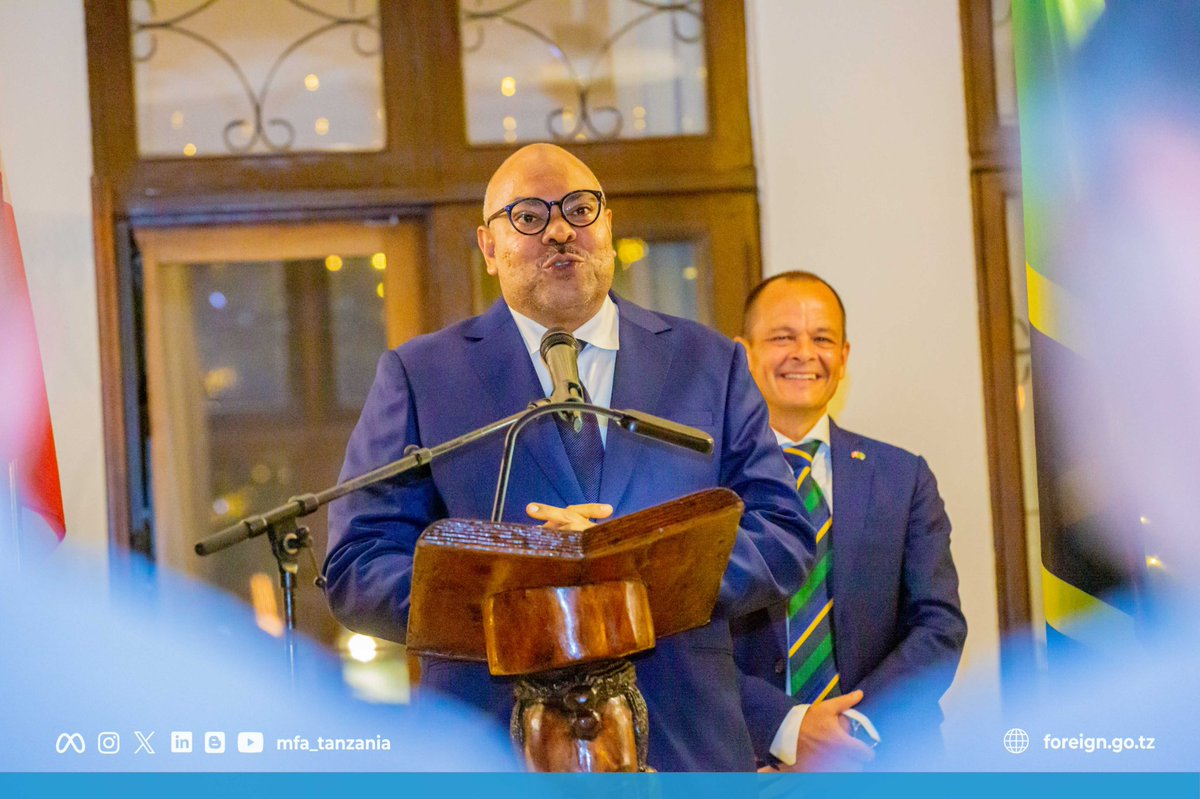 mfa_tanzania's tweet photo. Tanzania yashiriki maadhimisho ya Siku ya Denmark, yaahidi kuendeleza ushirikiano

Waziri wa Mambo ya Nje na Ushirikiano wa Afrika Mashariki Mhe. Balozi Mahmoud Thabit Kombo ameongoza Watanzania na Wanadiplomasia waliko nchini katika hafla ya maadhimisho ya Siku ya Katiba ya Denmark iliyofanyika katika makazi ya Balozi wa nchi hiyo, jijini Dar es Salaam tarehe 05 Juni, 2025.

Siku ya Katiba ya Denmark, huadhimishwa tarehe 5 Juni kila mwaka kukumbuka kupitishwa kwa katiba ya kwanza ya kidemokrasia ya Denmark mwaka 1849 na huheshimiwa kama siku ya Kidemokrasia ya Taifa hilo.

Akizungumza katika hafla hiyo, Mhe. Kombo alitoa salamu za pongezi kwa niaba ya Rais Samia Suluhu Hassan, na wananchi wa Tanzania kwa Mheshimiwa Mfalme Frederik X, wa  Denmark na raia wake, kwa mchango wake katika kuimarisha ushirikiano wa uwili kati ya Tanzania na Denmark.

“Denmark ilikuwa nchi ya kwanza kuingia makubaliano ya misaada ya maendeleo na Tanzania baada ya kutunga sheria yake ya maendeleo ya kimataifa, hatua iliyoanzisha ushirikiano wa kimkakati kati ya nchi hizi mbili, ambao umeendelea kukua katika maeneo ya utawala wa uchumi, afya, na maendeleo ya sekta binafsi,” alifafanua Mhe. Kombo.

Ametoa wito kwa wawekezaji kutoka Denmark kuongeza uwekezaji wao katika sekta za afya, kilimo, viwanda, utalii, na nishati safi, pamoja na kujenga ofisi zao jijini Dodoma ili kuimarisha ushirikiano wake na Tanzania .

Awali, Balozi wa Denmark nchini, Mhe.Jesper Kammersgaard, aliipongeza Tanzania kwa mafanikio makubwa iliyoyapata katika nyanja za kiuchumi, miundombinu na maendeleo ya kijamii na kuongeza kuwa mafanikio hayo yameihamasisha Denmark kuendelea kuimarisha uhusiano wake wa kirafiki na kindugu na Tanzania.