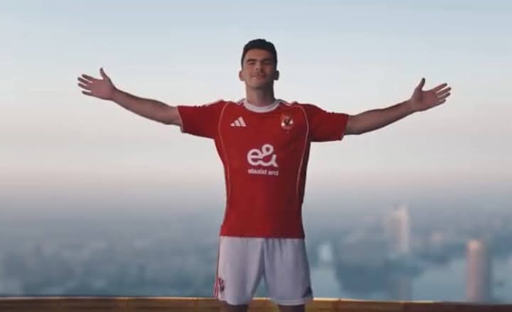 انت طالع بتبرر ايه انت لاعب كذاب ونزلت قبل كده استورى قولت أن اللى معاه توقيعك يطلعه 
انت كنت بتخدع الجمهور ياجعان
وبعدين انت زعلان علشان الجمهور شتمك طيب بالنسبه لجمهورك الجديد اللى كان على طول بيقلل منك ويقول عليك بلونه 
والله يازيزو خسرت كتير والايام جايه