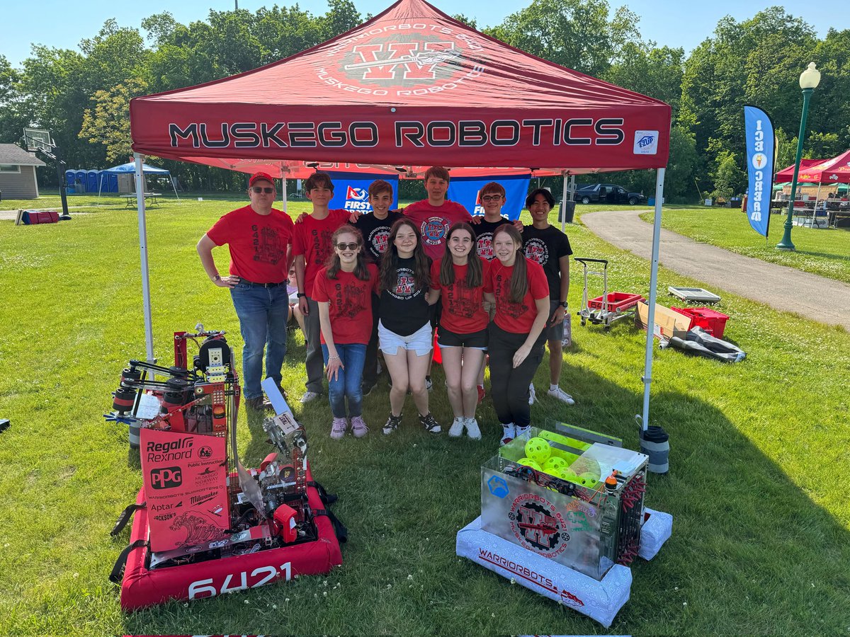 Come check out the WarriorBots at Jammin in the Park! We have four different STEM stations of fun. We'll be here all night! <a href="/MuskegoNorwaySc/">Muskego-Norway Schools</a> <a href="/MNSDIrvine/">Todd Irvine</a> #muskegonorwayschools #muskego #STEM #robotics