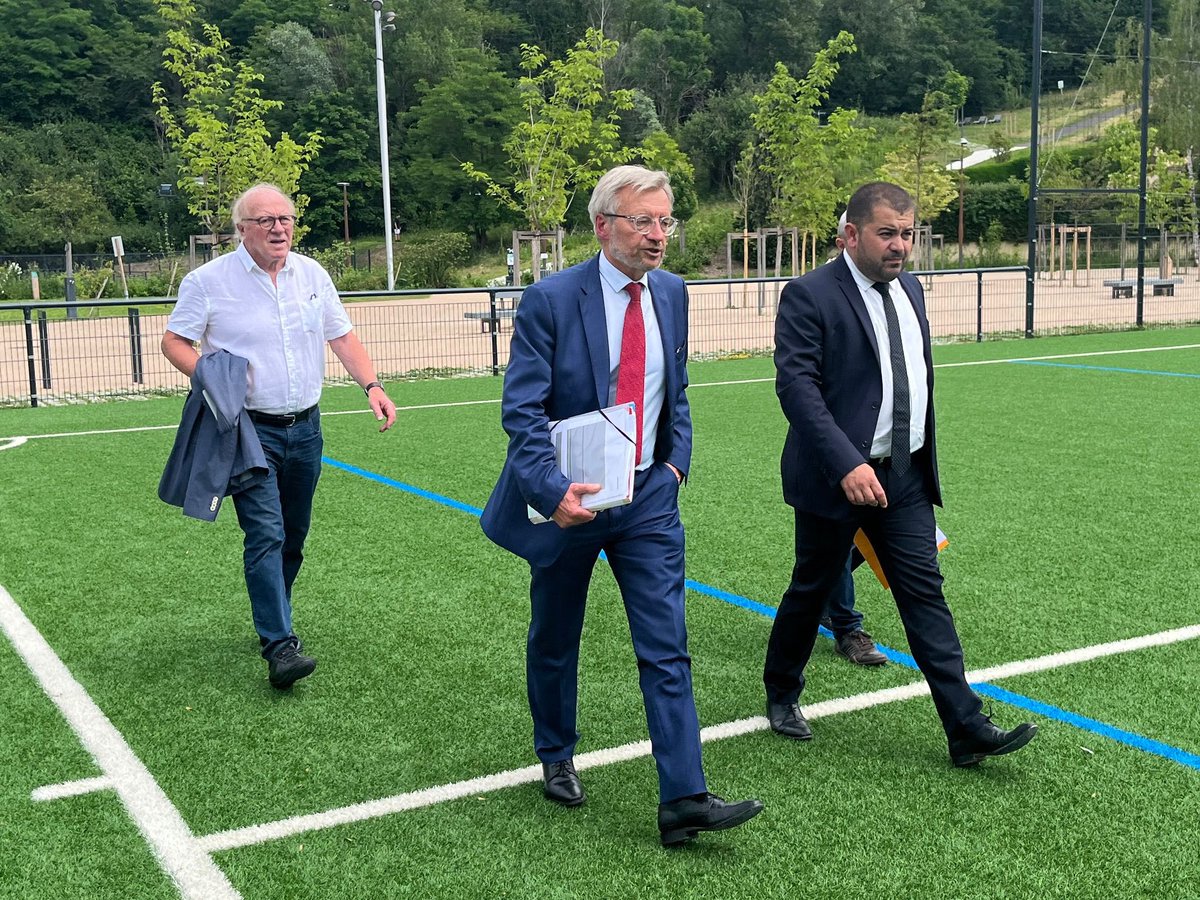 Prefecture42's tweet photo. Ce vendredi, Dominique Schuffenecker, secrétaire général de la préfecture de la Loire, s’est rendu à Villars pour échanger avec le maire Jordan Da Silva et les élus municipaux autour des projets d’aménagement en cours et à venir sur la commune.

👉 Un déplacement qui illustre l’engagement de l’État aux côtés des collectivités locales pour accompagner les dynamiques territoriales et répondre aux besoins des habitants.

#Loire #Préfecture #Territoires #Urbanisme #Villars