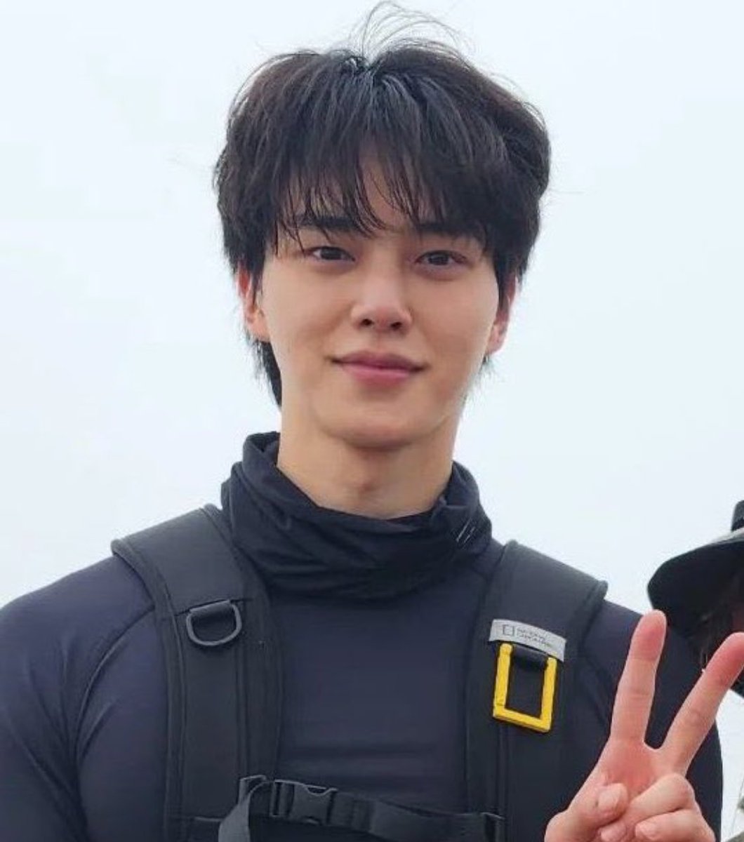 Depois de ver foto dele assim após fazer uma trilha de 9 fcking horas eu me convenci que é humanamente impossível esse homem ficar feio.